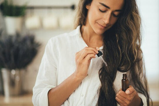 Read This Before Applying Scalp Oil for Dandruff